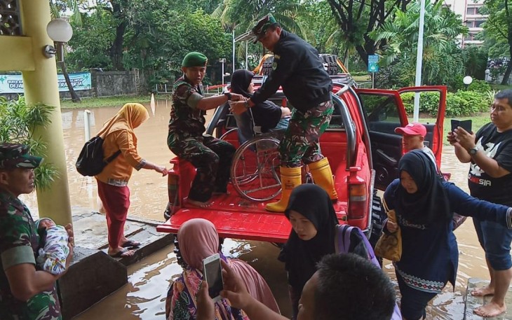 Dandim 0510/Tigaraksa Terjun Langsung Bantu Evakuasi Pasien RS Qadr
