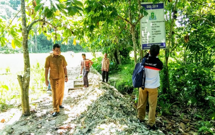 Lanjutan pembangunan jalan usaha tani di Dusun Ulul Deken Desa Silengas. (foto Uris)