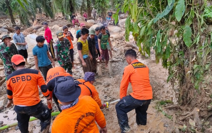 Pencarian korban yang diduga tertimbun