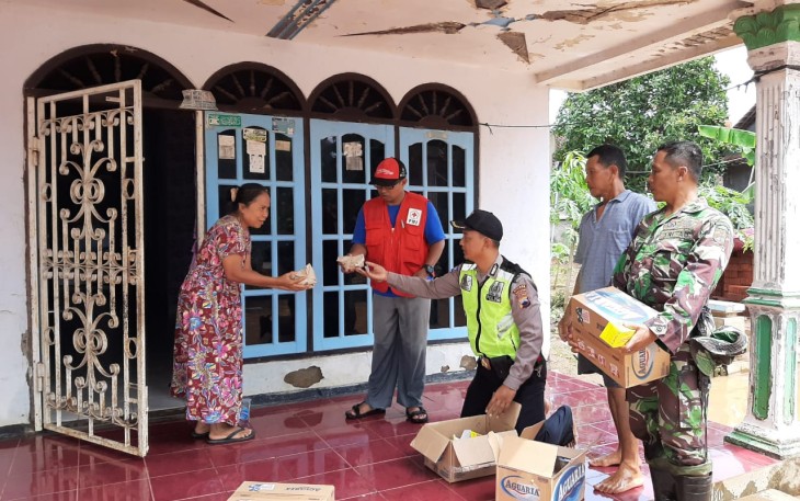 Polsek Gringsing Bagikan Nasi Bungkus Pasca Hujan Lebat