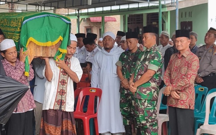 Dandim 0209/LB saat melayat ke rumah duka