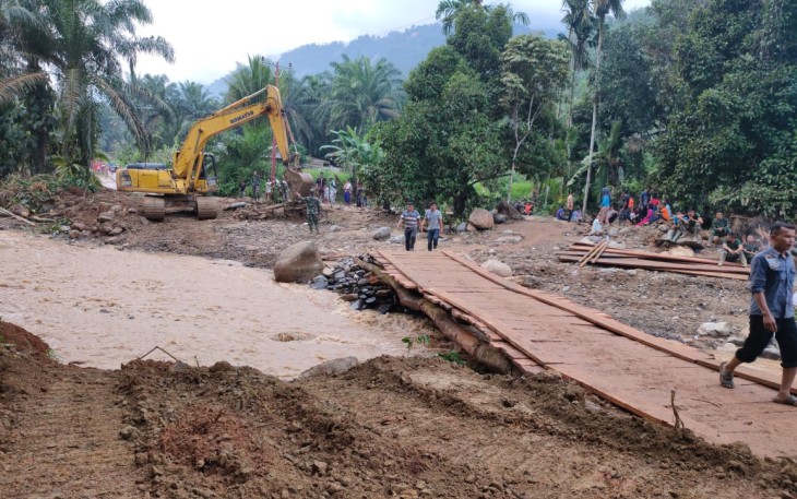 Jembatan darurat selesai dibangun Personel Kodim 0209/LB dan bisa dilewati kendaraan