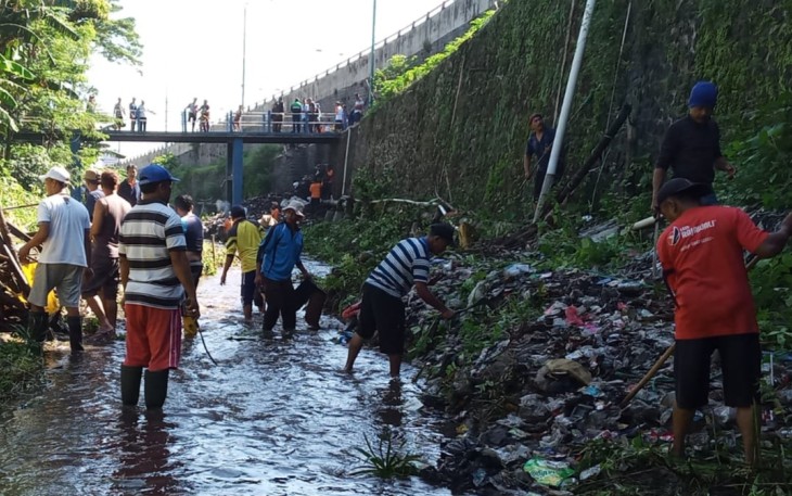 Warga Bersama DPUSDA Bersihkan Sungai Simping