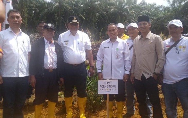 Bupati Aceh Singkil Dulmursid saat meresmikan penanaman perdana peremajaan sawit rakyat di Desa Srikayu Kecamatan Singkohor daerah setempat.