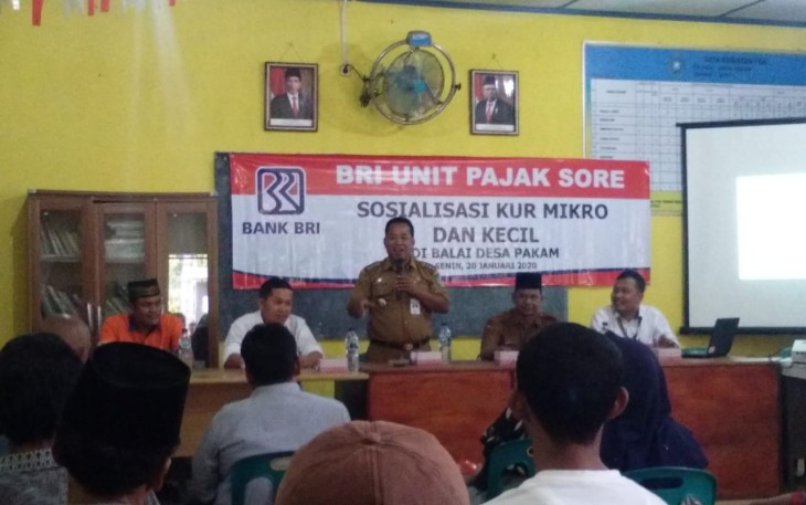 Camat Medang Deras Syahrizal SH memberikan kata sambutan di acara Sosialisasi KUR.