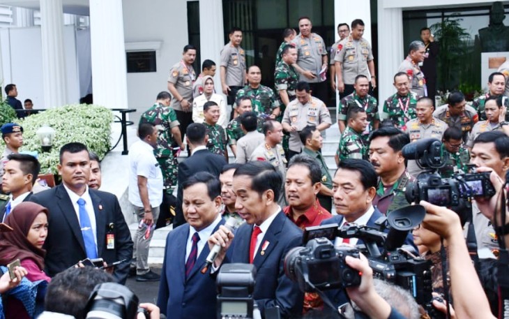 Presiden RI Joko Widodo didampingi Menhan Prabowo Subianto saat diwawancarai awak media