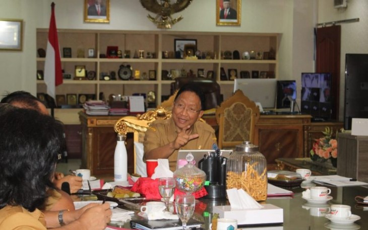 Sekdaprov Sulut saat memimpin rapat PP KEK Likupang