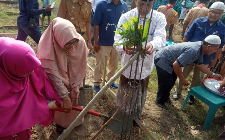 Peletakan batu pertama pembangunan rumah Tarmizi