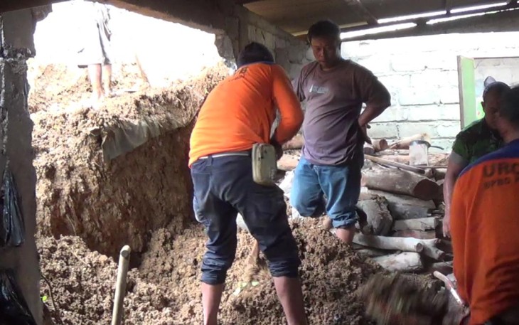 Petugas gabungan kerja bakti membersihkan material longsor