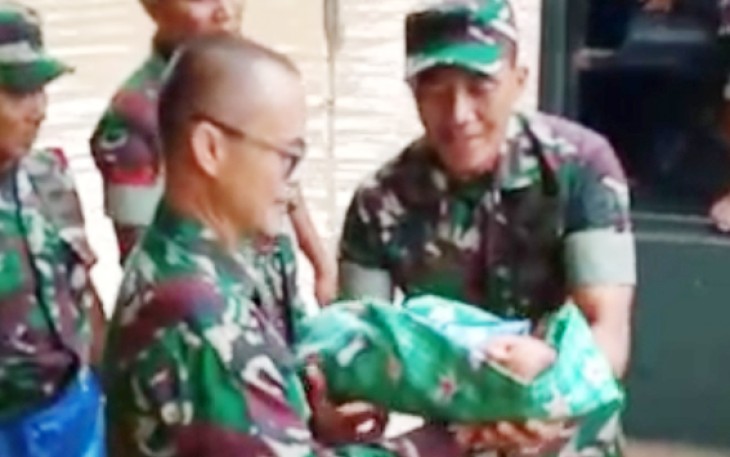 Danrem 052/Wkr dan PLH Kasiops Evakuasi Bayi yang Baru Saja Dilahirkan
