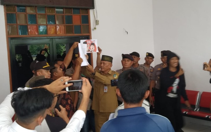 Asisten II Sekdakab Batu Bara Sahala Nainggolan pada saat Menerima Aspirasi dari pengunjuk rasa ASMARA
