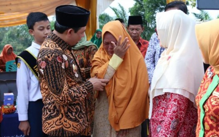 Wakil Wali Kota Bengkulu Dedy Wahyudi Hadir Dalam Penyerahan Bantuan Gerakan Peduli Siswa 