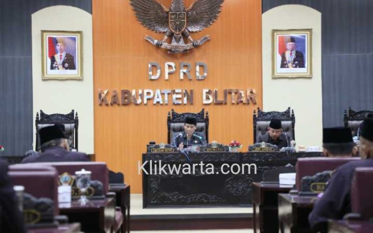 Ketua DPRD Kabupaten Blitar Suwito Saren Satoto (tengah) saat memimpin rapat paripurna 