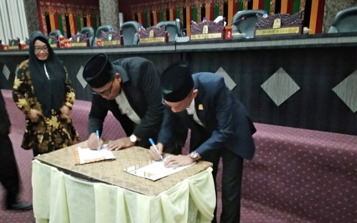 Bupati Aceh Singkil Dulmusrid dan Wakil DPRK H.Amaliun menandatangani draf raqan setempat tahun 2020.
