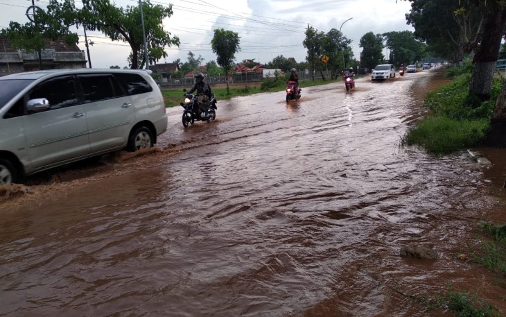 Sebagian jalan tergenang air akibat jebolnya Tanggul Desa Sinoman