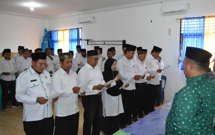 Penyuluh Agama Islam (PAI) Kabupaten Batu Bara ketika menerima Surat Keputusan(SK) dari Kakan Kemenag Kabupaten Batu Bara.