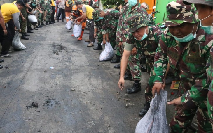 Seluruh Danramil Kodim 0503/JB Turun Bantu Warga Korban Kebakaran