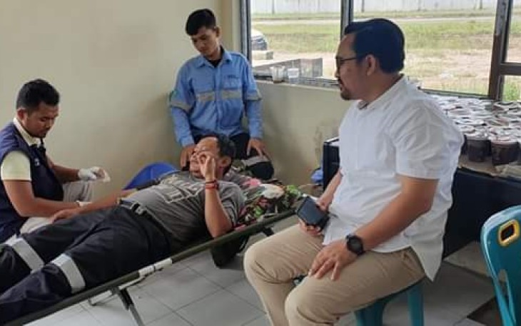Wakil Bupati Batu Bara pada saat menyapa para peserta pendonor darah.