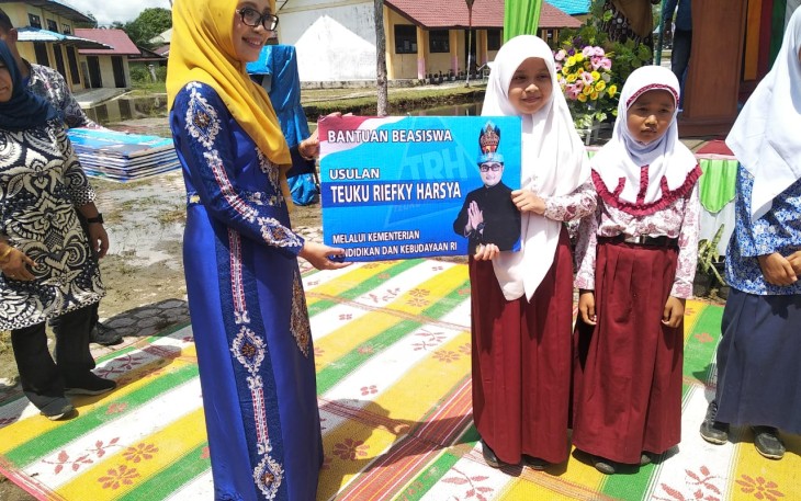 Wakil Ketua Tim Penggerak PKK Aceh Dyah Erti Idawati saat menyerahkan secara simbolis beasiswa PIP kepada siswa sekolah di Kabupaten Aceh Singkil.