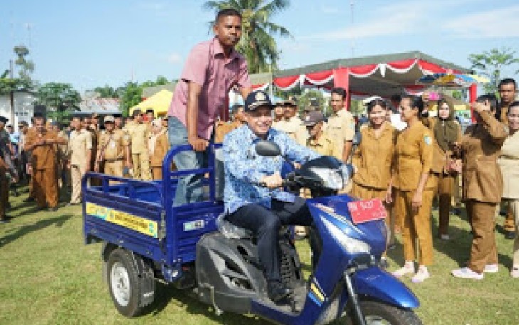 Bupati Batu Bara Ir Zahir MAP disaat mencoba Becak Bermotor(Betor).