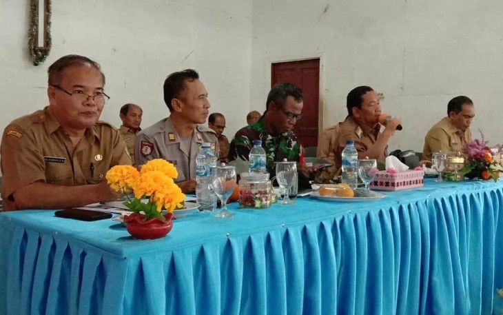 Bupati Samosir Drs. Rapidin Simbolon saat memberikan arahan dan sambutan dalam acara Musrenbang di Kecamatan Nainggolan Selasa (18/02).