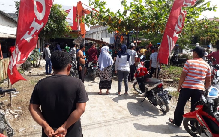Pasca warga melakukan protes 