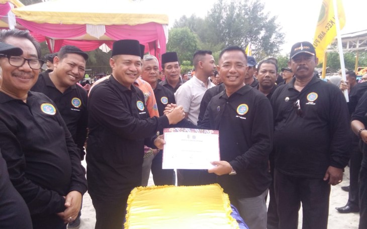 Bupati Batu Bara Ir Zahir M.AP memberikan Surat Keputusan Pada Devisi Gemkara Medang Deras.