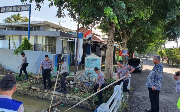 Polres Batang Bersihkan Sungai Kalipucang