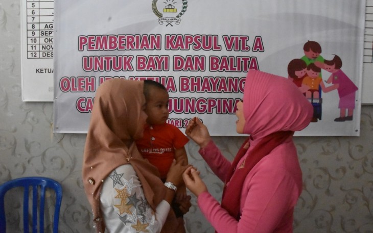 Ketua Bhayangkari Cabang Tanjungpinang Ny Karina Iqbal Berikan Vitamin Pada Balita 