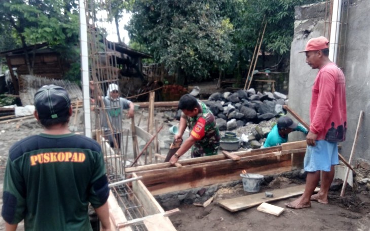 Serka Suyatman Babinsa Koramil12/Manisrengg Bantu Pembanguan Rumah Warga di Wilayahnya
