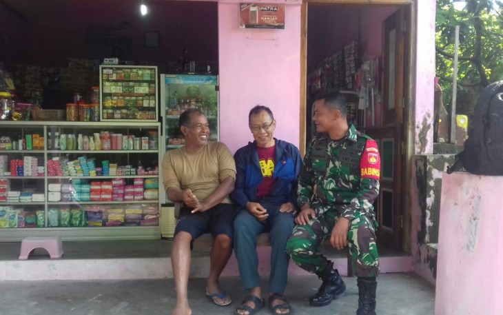 Babinsa Desa Kuncen Serda Suparman Melakukan Komunikasi Kepada Warga