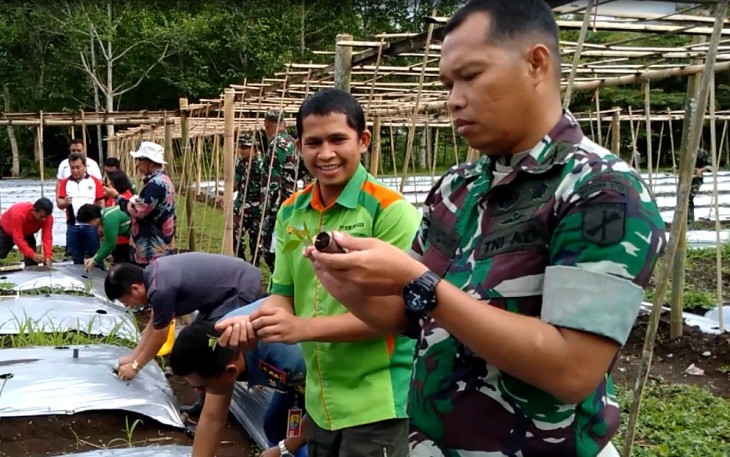 Dandim 1310 Bitung Letkol INF.Kusnandar Hidayat pimpin penanaman bibit cabai