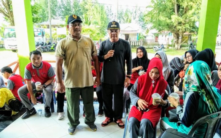 Camat Teupah Barat Misrahudin SE yang didampingi Babinsa Posramil 07/Teupah Barat Serda H. Dalimunte Foto bersama seusai senam. (Foto : Uris)