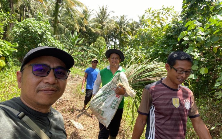 Anggota DPRK Aceh Singkil Taufik A.Md saat melakukan peninjauan lokasi pengembangan sere wangi di Teluk Nibung Pulau Banyak.