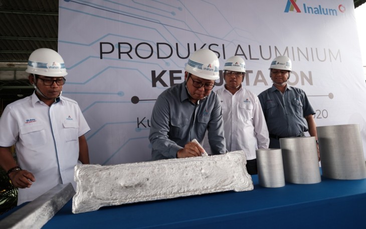 Direktur Pelaksana PT Inalum(Persero) Oggy Achmad Kosasih Menandatangani Aluminium Ingot yang Ke - 8 ton.