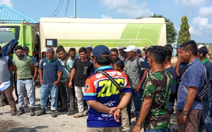 Para pekerja PT.Runding Putra Persada saat melakukan aksi mogok kerja.