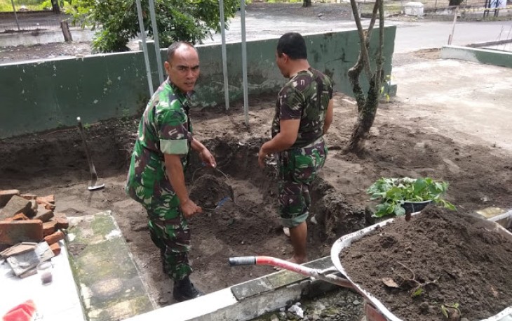 Koramil 12 Manisrenggo Jaga Keindahan Kantor