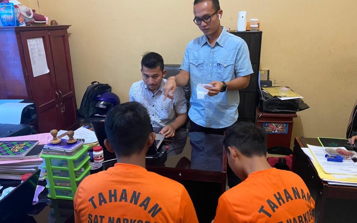 Kedua pelaku saat diinterogasi polisi