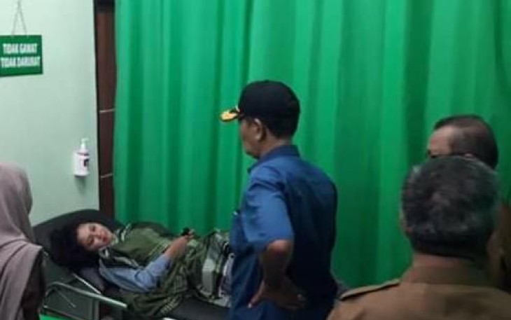 Wakil Bupati Sazali saat membesuk mahasiswa UIN Ar Raniry