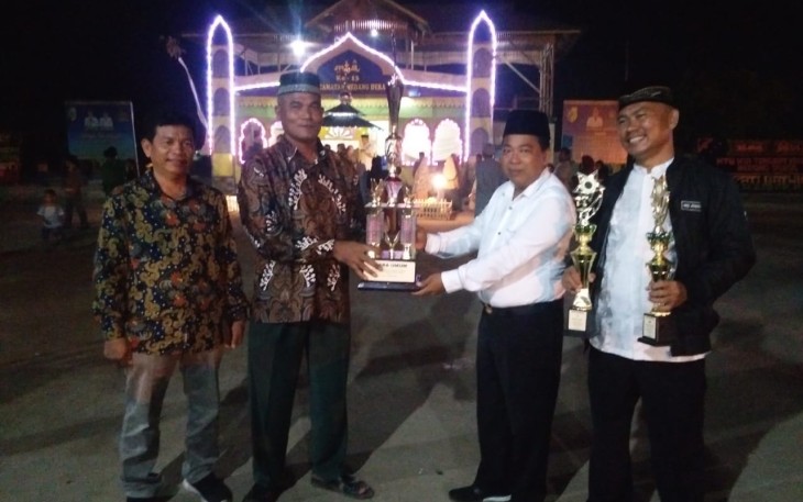 Camat Medang Deras Syahrizal SH menyerahkan Piala Juara Umum Kepada Kepala Desa Lalang H Saripuddin.