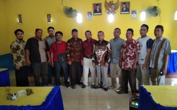 Kepala Desa Pematang Cengring H.Atan Ramli (Pakai Peci Hitam) photo bersama dengan Kepengurusan LPM yang terpilih.