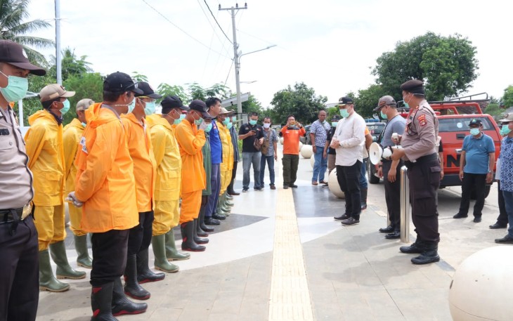 Bupati Pesawaran Tinjau Langsung Kesiapan Petugas Penyemprotan Disinfektan di Kecamatan Gedong Tataan