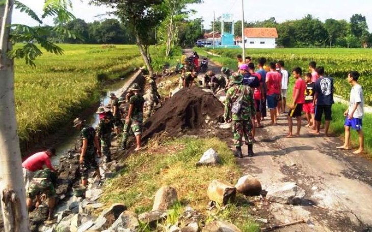 Tugas Ganda Diperankan Letda Amboro Di Pekerjaan Fisik TMMD Pekalongan
