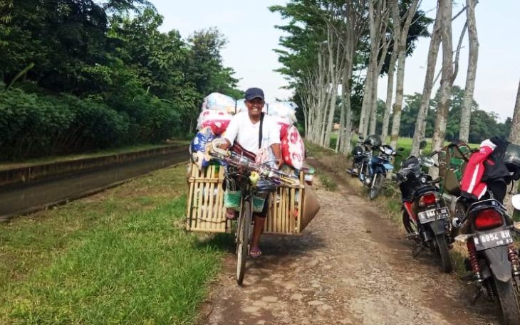 Bu Suhermi (44) pedagang alat rumah tangga keliling