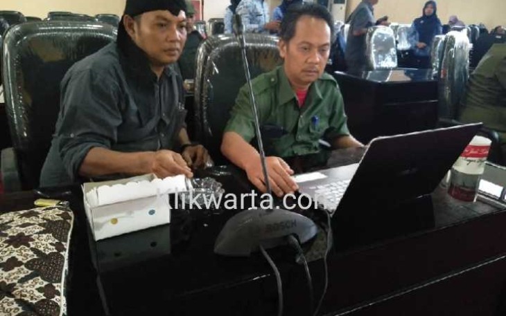Ketua DPRD Kota Blitar dr. Syahrul Alim (kanan) saat mengisi data kependudukan di Sensus Penduduk Online