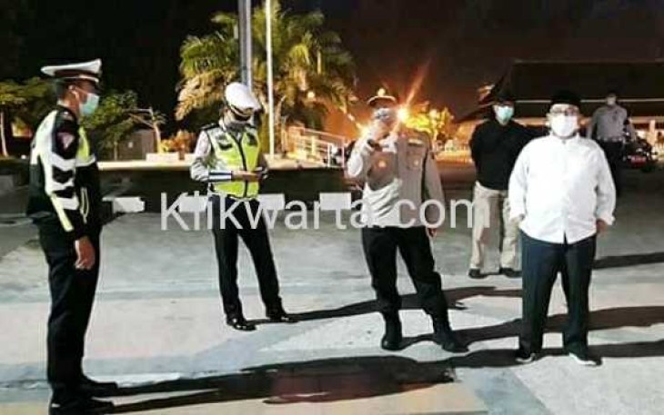 Bupati Blitar Rijanto (baju putih) didampingi jajaran kepolisian dan OPD terkait saat Physical Distancing di Sejumlah Poros Jalan