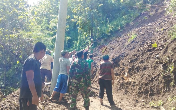 Babinsa dan Warga Jalawastu Perbaiki Jalan Longsor