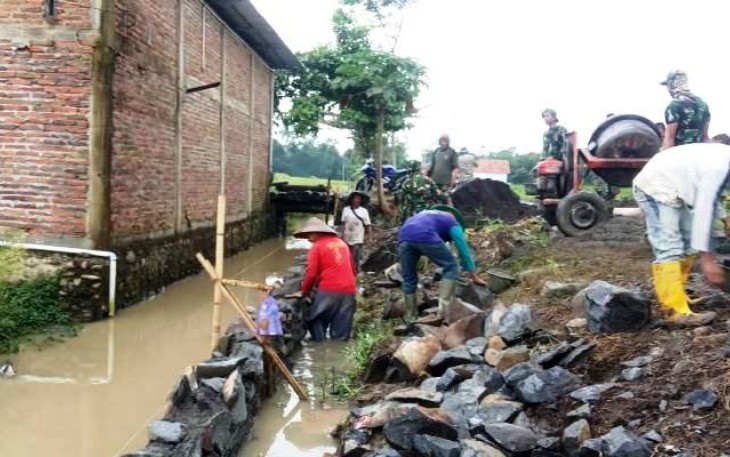Hujan Dan Air Kendala Pembangunan Talud TMMD Reguler Pekalongan