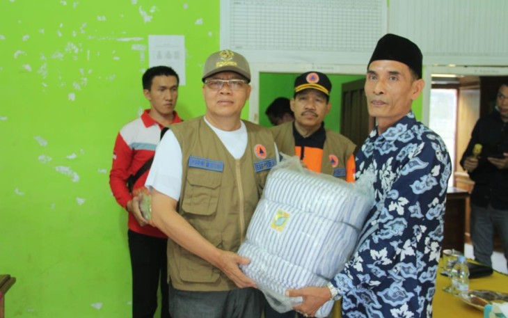 penyerahan bantuan oleh gubernur kepada warga