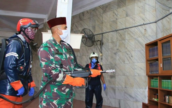 Penyemprotan disinfektan 